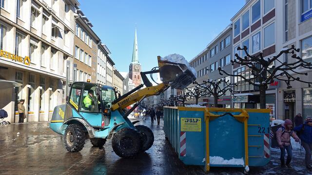 Schneeräumung in der Breiten Straße. Foto: Helmut Kuzina