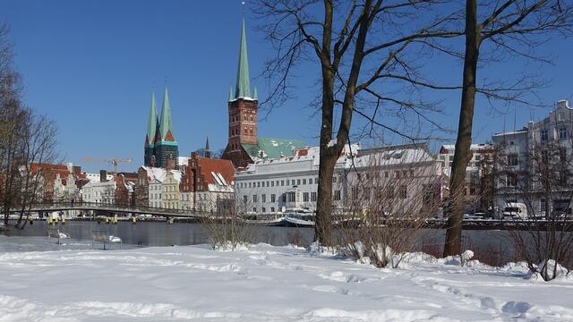 An der Trave mit dem Blick auf die Altstadtinsel. Foto: Helmut Kuzina