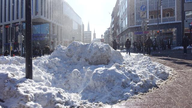 Auf der Breiten Straße in Richtung zum Dom. Foto: Helmut Kuzina