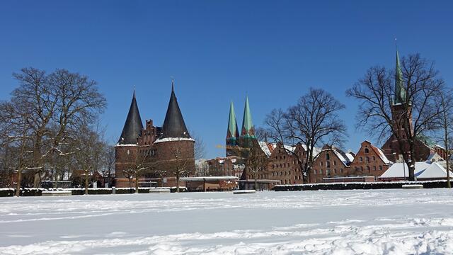 Altstadtpanorama mit dem Holstentor, der Marienkirche, den Salzspeichern und der Petrikirche. Foto: Helmut Kuzina