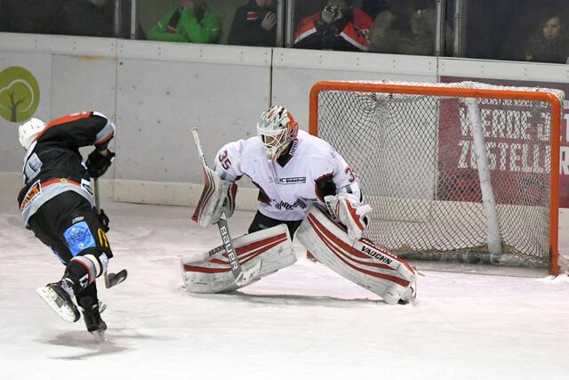 Fünf Sekunden vor Spielende wehrt der überragende EHC-Goalie Markus Kring den Penalty von Kiselev ab.