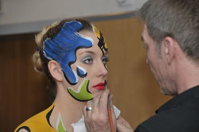 Body-Painting-Performance im Freizeitheim.