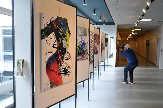 Großformatige Fotos begeistern in der Ausstellung.