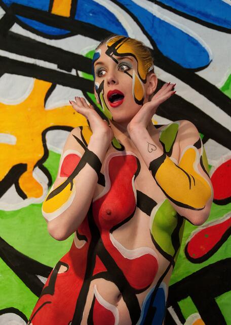 Buntes Model vor buntem Hintergrund: Das Ergebnis der Body-Painting-Aktion.