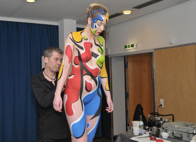 Body-Painting-Performance im Freizeitheim.