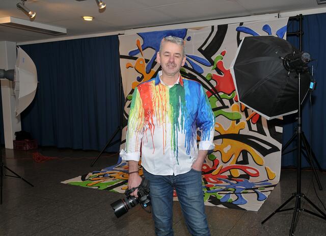 Hartmut Makus von der Fotogalerie Ricklingen eröffnet die Ausstellung und das Live-Painting.
