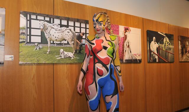 Model Serina in der Ausstellung
