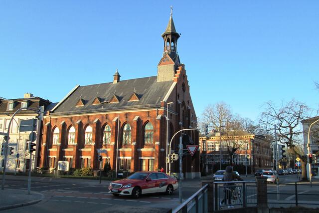 Die Friedenskirche im Abendlicht, gesehen aus der Herbartstraße.