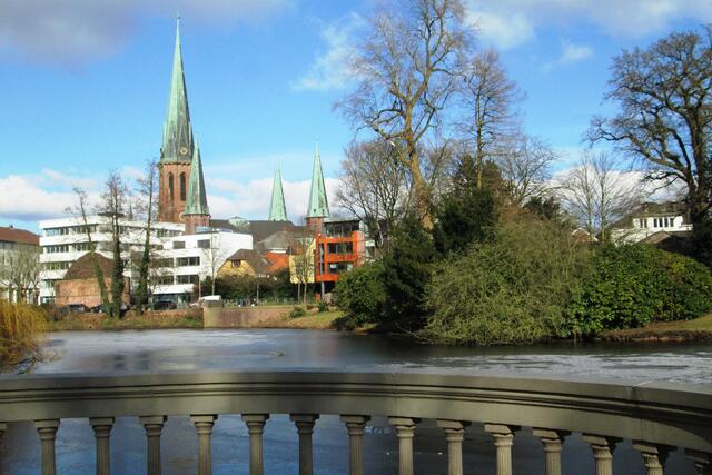 Blick zur Lambertikirche aus dem Schlosspark in Oldenburg.