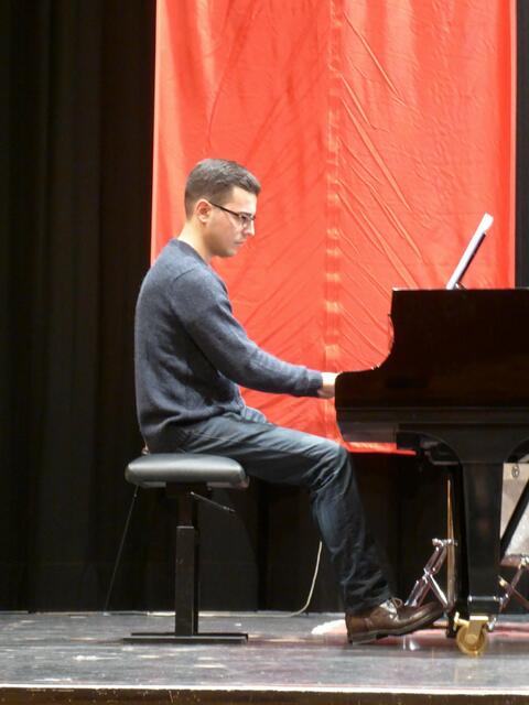 Für alle Solisten war der Pianist Kirill Kvetniy aus Augsburg, Klavierlehrer an der Musikschule Wertingen, einmal mehr ein einfühlsamer, fördernder und souveräner Begleiter.