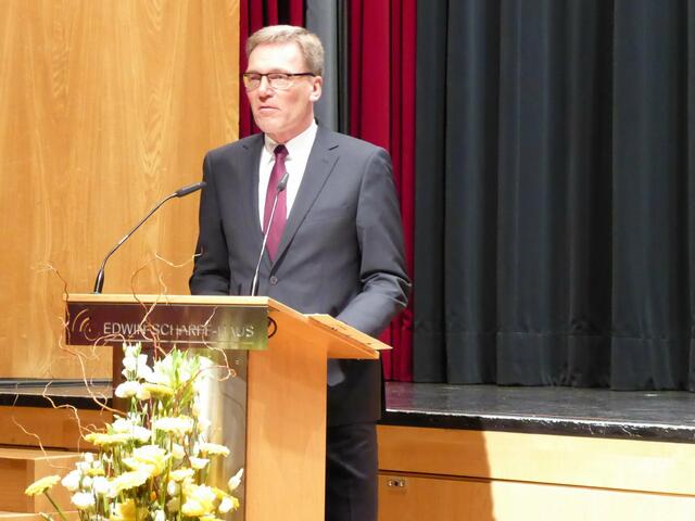 Sponsor Jürgen Hamm (Sparkassen-Bereichsleiter) würdigten nicht nur mit Grußworten sondern auch mit beachtlichen Fördermitteln die bewährten Veranstalter von der Musikschule Neu-Ulm und die vielen Teilnehmer des Jugend Musiziert Regionalentscheides.