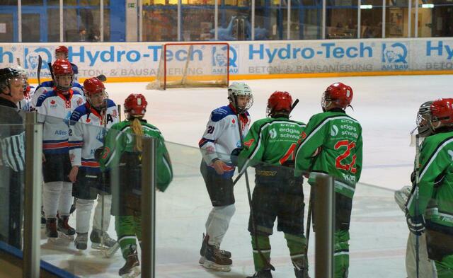 shake hands nach einem fairen Aufeinandertreffen