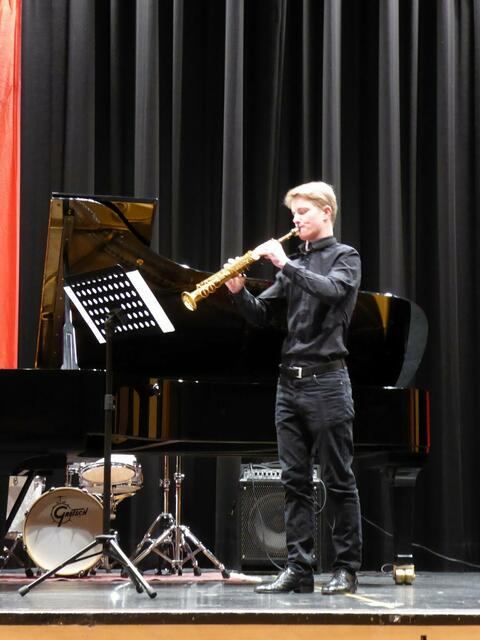 Auf dem Sopransaxofon glänzte der 16jährige Magnus von Zastrow mit einer modernen Komposition von Alain Crepin „Nuits Blanches“ und stellte dabei unter Beweis, warum er sich die Höchstpunktzahl 25 verdient hatte.