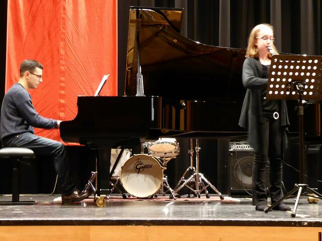 Brillant und virtuos stellte sich die 11jährige Anna Gaugler (Klarinette) aus Wertingen mit Musik von Johannes Brahms (Ungarischer Tanz g-Moll Nr. 5) vor.