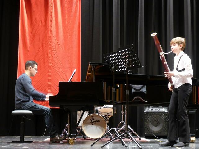 Die 12jährige Anna Maria Hof spielte mit beeindruckender Geläufigkeit, den 3. Satz-Allegro aus dem Konzert F-Dur von Joseph Willibald Michl.