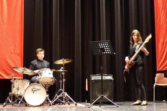 Die 14jährige Nadine Bohmann spielte auf dem E-Bass in Altersgruppe IV ihre Eigenkomposition „Yeah!“ und wurde dabei von Tizian Warisch mit messerscharfen Rhythmen auf dem Drumset begleitet.