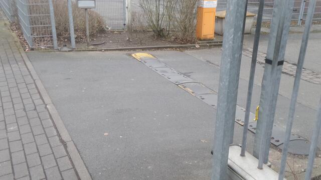 Bild 6/7/: Der Bumper-Streifen an der Ausfahrt der Sanacorp-Niederlassung Langennhagen. Bild ©: http://www.ADFC-Langenhagen.de.