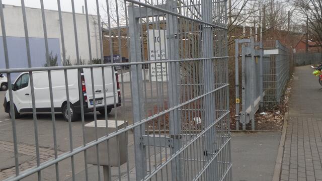 Bild 3 /7: Die Ausfahrt aus der Gegenrichtung. Gut zu sehen: Kaum Sichtfeld für ausfahrende Kfz, kaum Sichtfeld für passierende Radfahrer / Fußgänger. Bild ©: http://www.ADFC-Langenhagen.de.