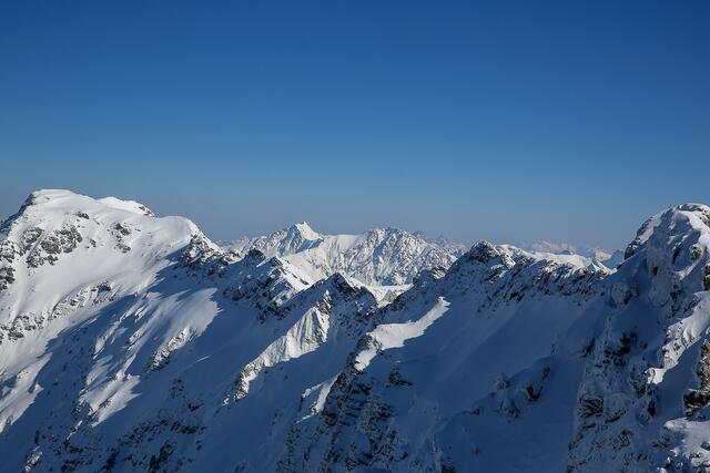 Tief verschneite Berge.