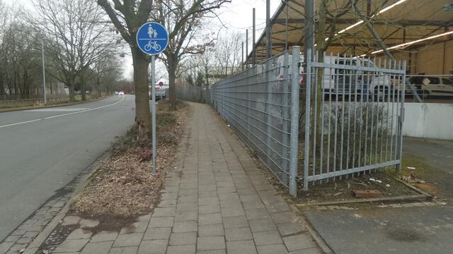 Bild 7/7: Dieses Schild steht ca. 30 m vor der Ausfahrt der Sanacorp-Niederlassung. Es ZWINGT die Radfahrer, auf diesem Weg, der direkt vor der nächsten Werksausfahrt vorbeiführt , zu fahren. Bild ©: http://www.ADFC-Langenhagen.de.