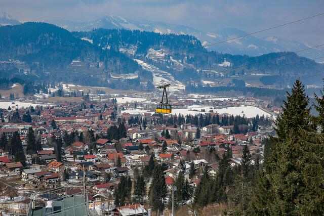 Hoch über den Häusern schweben wir zur ersten Station Seealpe in 1280m Höhe.