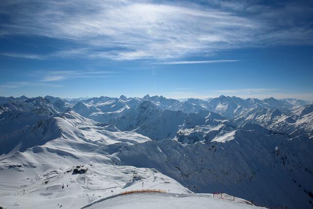 Hier sieht man einen Teil des Ski-Gebiets ... und man sieht förmlich auch die eisige Kälte, die hier oben herrscht.