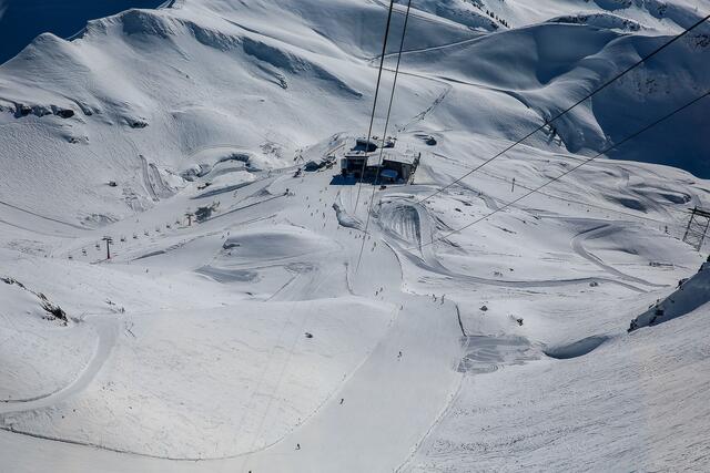 Nach längerem Aufenthalt am Gipfel mit kurzem Abstecher zum Gipfelkreuz, geht es wieder abwärts.