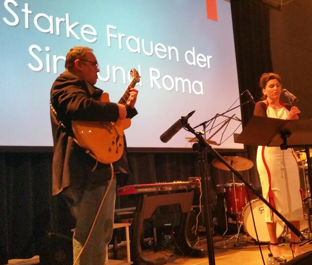 Gitarrist Lancy Falta und Sängerin Erika Reiter beim musikalischen Auftakt