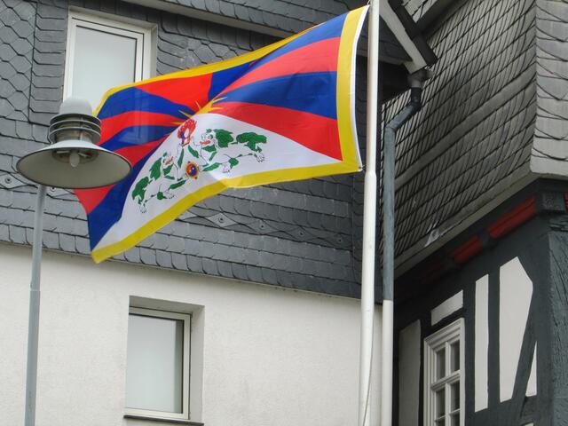Flagge zeigen für Tibet - hier weht die Flagge am Alten Rathaus der Stadt Battenberg (Eder) im nordhessischen Ederbergland.