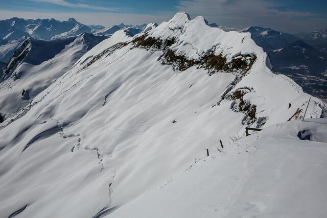 Den Hang sollte man nicht betreten. Abrisskanten im Schnee: Lawinengefahr!!!