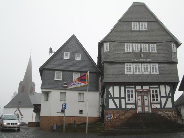 Im nebeligen Dunst des 10.03.2018 erinnert die Flagge Tibets am Alten Rathaus an den gewaltsam niedergeschlagenen Volksaufstand gegen den Unterdrücker China vom 10.03.1959.