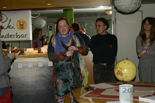 Sabine Lüdtge-Pilger begrüßt ihre Gäste und lädt zur Diaschau über das bisherige Projekt ein