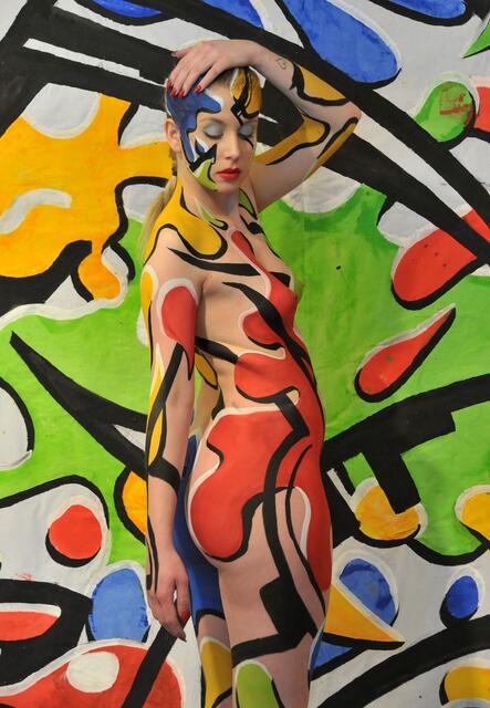 Bunt bemalt: Model Serina