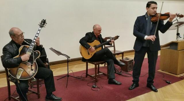 Das Sandro Roy Trio sorgt für hochqualitative musikalische Umrahmung im dafür international bekannten Niveau der Sinti und Roma