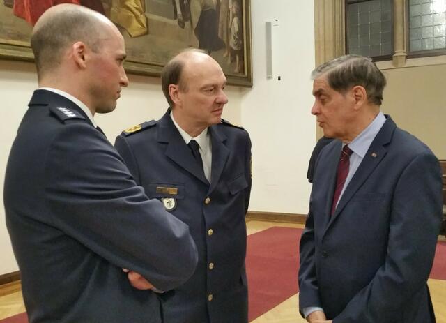 Münchens Polizeipräsident Hubertus Andrä im Gespräch mit Romani Rose