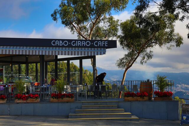 Naja, Café und Andenken-Shop fehlen natürlich nicht.