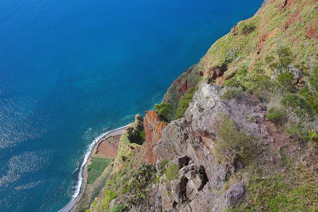 Diese Felder in der Tiefe waren früher nur per Boot zu erreichen. Heute gibt es eine kleine Gondelbahn.