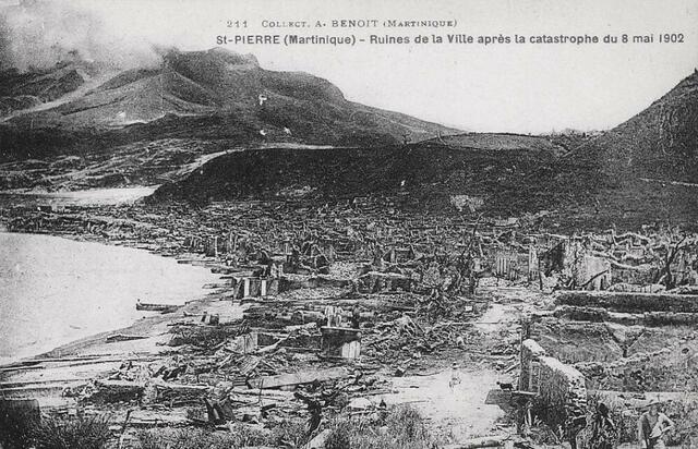 Diese Postkarte zeigt eindrucksvoll die Ruinen nach der Katastrophe vom 8. Mai 1902. Saint-Pierre ist komplett dem Erdboden gleichgemacht worden. | Foto: Digitale Sammlung Blazek