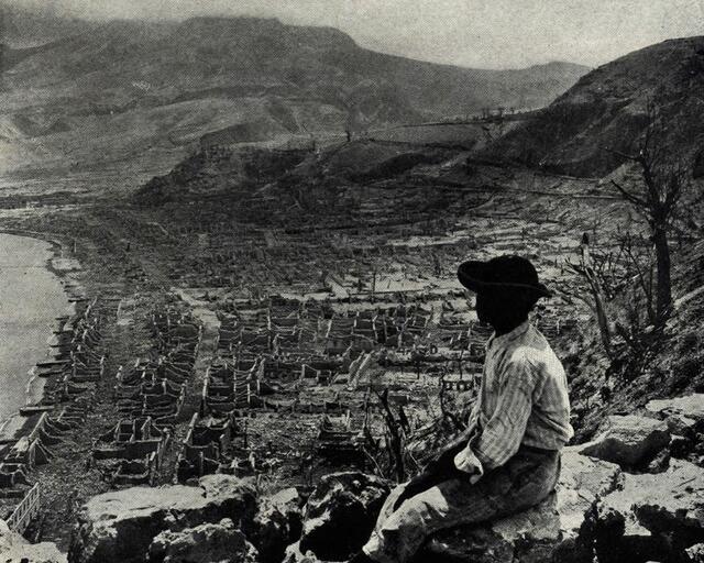 Eine der berühmtesten Aufnahmen der Fotoserie des aus Ungarn stammenden Geologen Angelo Heilprin (1853-1907). Heilprin war einer der ersten Wissenschaftler, die 1902 den Vulkan Montagne Pelée bestiegen haben. Am 24. Mai 1902 traf er mit weiteren Wissenschaftlern mit dem Dampfschiff „Fontabelle“ in Fort-de-France, dem Hauptort von Martinique, ein und stand bereits am 31. Mai am Gipfelkrater der Montagne Pelée. | Foto: Wikipedia/gemeinfrei