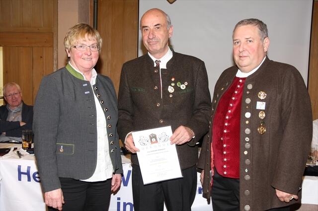 von links: Stellvertr. Landrätin Landkreis Augsburg Anni Fries, 1. GSM Sportschützengau Augsburg Gerhard Morasch, 1. Bezirksschützenmeister Karl Schnell