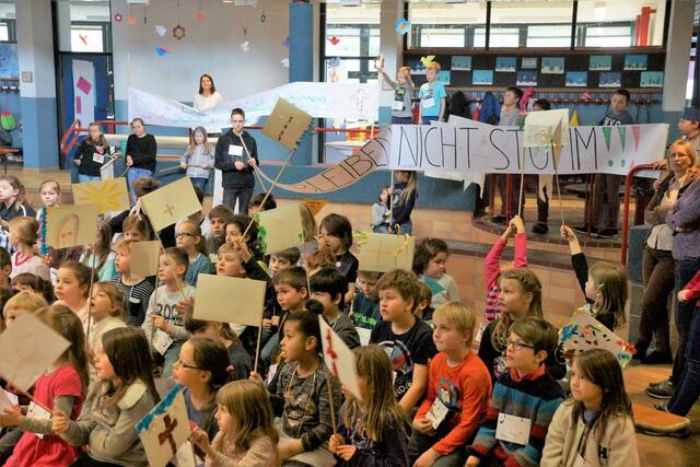 gespannt verfolgen die Kinder wie der Hohe Rat reagiert