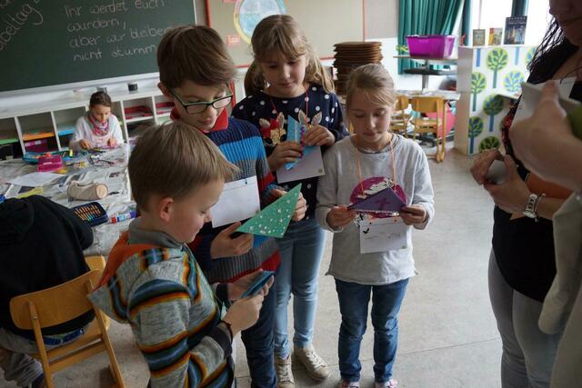 fasziniert von ihrer gebastelten Wundertüte