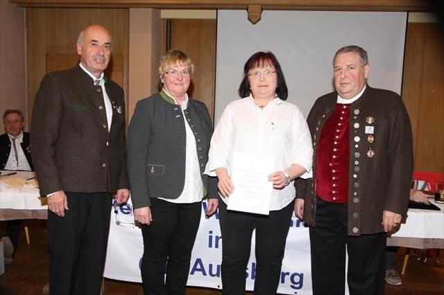 von links: 1. GSM Sportschützengau Augsburg Gerhard Morasch, Stellvertr. Landrätin Landkreis Augsburg Anni Fries, Bezirksbogenreferentin Lydia Ernst, 1. Bezirksschützenmeister Karl Schnell