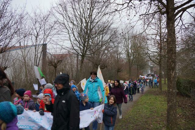 Demonstrationszug rund um die Grundschule West