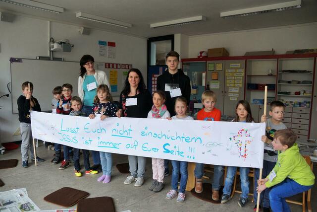 Demoplakat in Gruppenarbeit