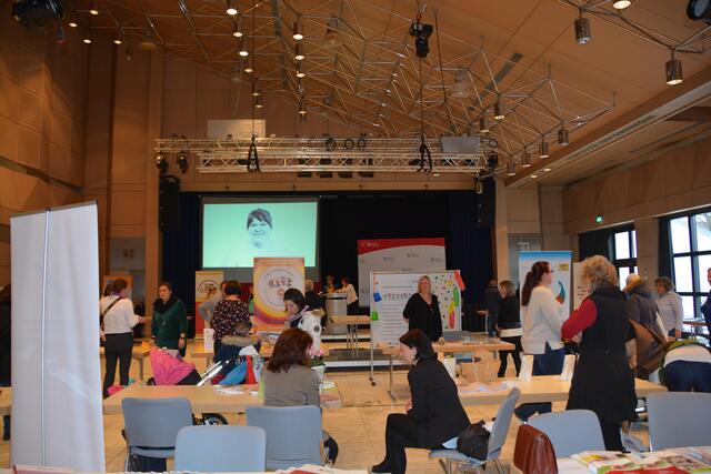 Zahlreiche Verbände, Institutionen und Organisationen rum um das Thema Familie und Beruf präsentierten sich in der Stadthalle Neusäß.
