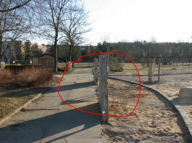 Jeder Baustelle muss abgesichert werden, aber hier ist ein rechtsfreier Plattenpark, der eine Auszeichnung erhalten hat. Da drückt die Stadt vermutlich schon einmal eine Auge zu.