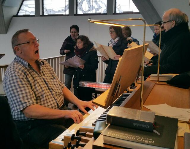 Otto Masszi singt zum Orgelspiel