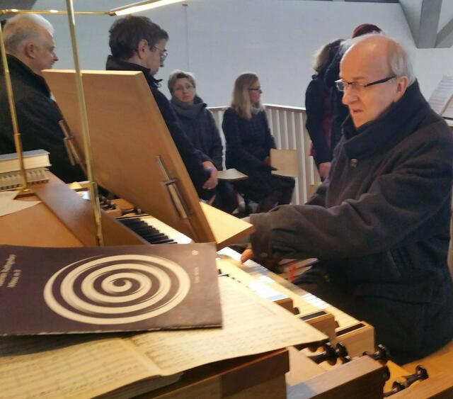 Prof. Alfred Müller Kranich an der Bodenkirchener Orgel