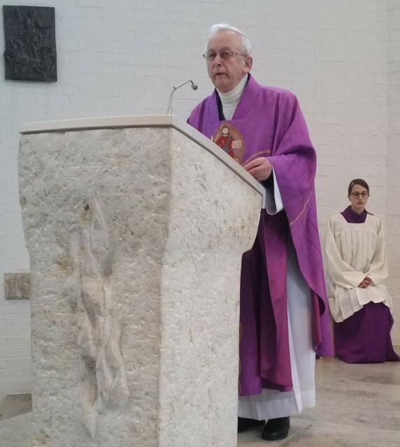Pater Josef Wenzl SDB von der Vilsbiburger Wallfahrtskirche Maria Hilf bei seiner Predigt